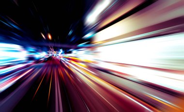 Şehirdeki gece trafiği ışıklarının soyut görüntüsü