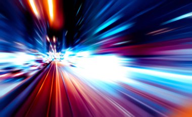 Şehirdeki gece trafiği ışıklarının soyut görüntüsü