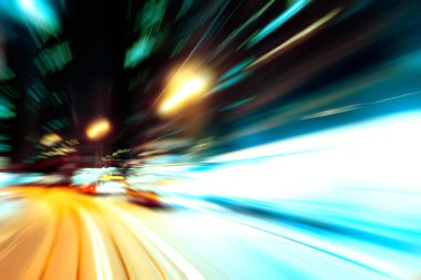 Şehirdeki gece trafiği ışıklarının soyut görüntüsü