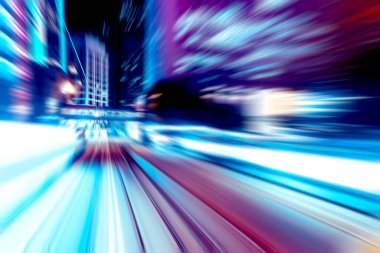 Şehirdeki gece trafiği ışıklarının soyut görüntüsü