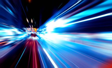 Şehirdeki gece trafiği ışıklarının soyut görüntüsü