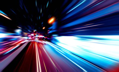 Şehirdeki gece trafiği ışıklarının soyut görüntüsü