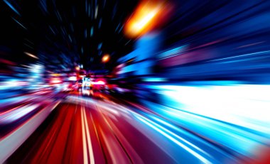 Şehirdeki gece trafiği ışıklarının soyut görüntüsü