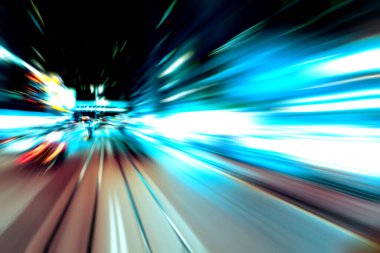 Şehirdeki gece trafiği ışıklarının soyut görüntüsü