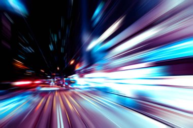 Şehirdeki gece trafiği ışıklarının soyut görüntüsü