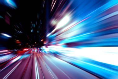 Şehirdeki gece trafiği ışıklarının soyut görüntüsü