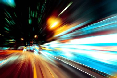 Şehirdeki gece trafiği ışıklarının soyut görüntüsü
