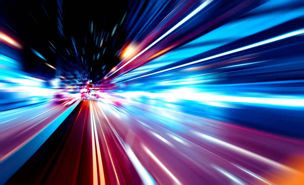 Şehirdeki gece trafiği ışıklarının soyut görüntüsü