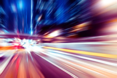 Şehirdeki gece trafiği ışıklarının soyut görüntüsü