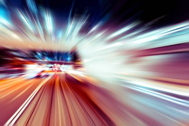 Şehirdeki gece trafiği ışıklarının soyut görüntüsü