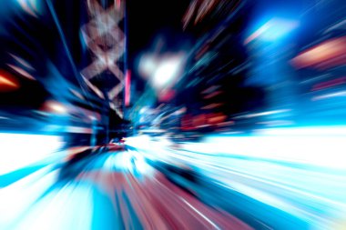 Şehirdeki gece trafiği ışıklarının soyut görüntüsü