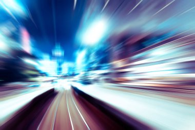 Şehirdeki gece trafiği ışıklarının soyut görüntüsü