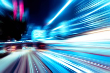 Şehirdeki gece trafiği ışıklarının soyut görüntüsü