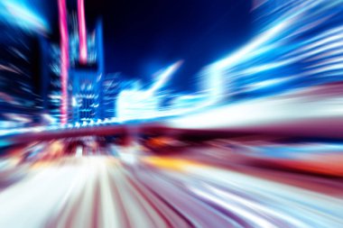 Şehirdeki gece trafiği ışıklarının soyut görüntüsü