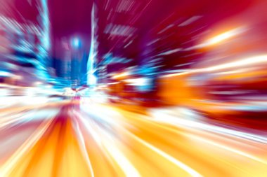 Şehirdeki gece trafiği ışıklarının soyut görüntüsü