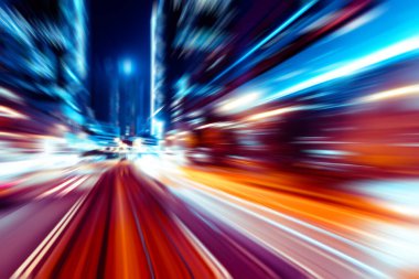 Şehirdeki gece trafiği ışıklarının soyut görüntüsü