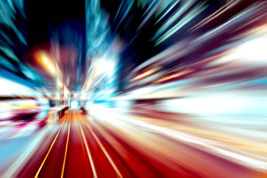 Şehirdeki gece trafiği ışıklarının soyut görüntüsü