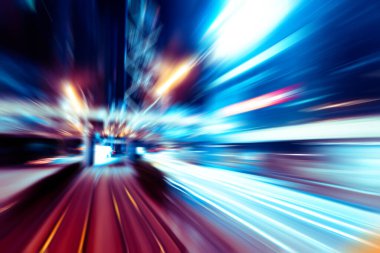 Şehirdeki gece trafiği ışıklarının soyut görüntüsü