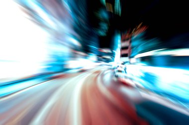 Şehirdeki gece trafik ışıklarının soyut görüntüsü; 