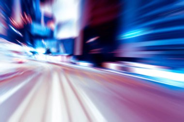 Şehirdeki gece trafik ışıklarının soyut görüntüsü; 