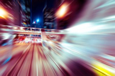 Şehirdeki gece trafik ışıklarının soyut görüntüsü; 