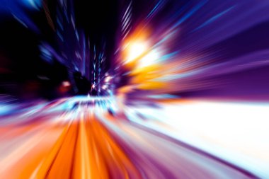 Şehirdeki gece trafik ışıklarının soyut görüntüsü; 