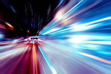 Şehirdeki gece trafik ışıklarının soyut görüntüsü; 