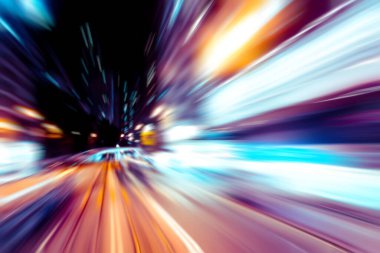 Şehirdeki gece trafik ışıklarının soyut görüntüsü; 