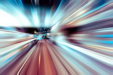 Şehirdeki gece trafik ışıklarının soyut görüntüsü; 