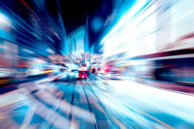 Şehirdeki gece trafik ışıklarının soyut görüntüsü; 
