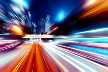 Şehirdeki gece trafik ışıklarının soyut görüntüsü; 