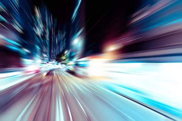 Şehirdeki gece trafik ışıklarının soyut görüntüsü; 