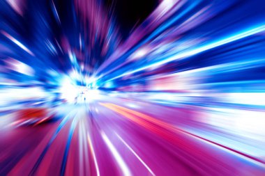 Şehirdeki gece trafiği ışıklarının soyut görüntüsü