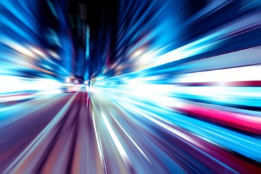 Şehirdeki gece trafiği ışıklarının soyut görüntüsü