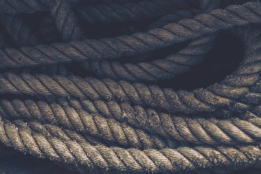 Eski bir kayık ipinin yakın plan görüntüsü.