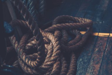 Eski bir kayık ipinin yakın plan görüntüsü.