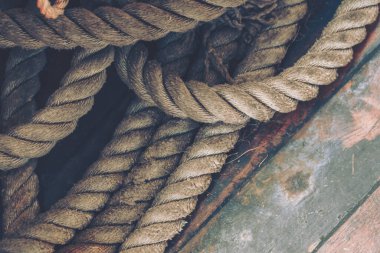 Eski bir kayık ipinin yakın plan görüntüsü.