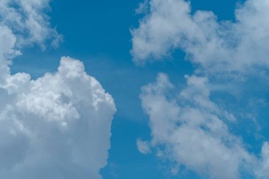 Bulutlu mavi gökyüzü. arkaplan veya doku için