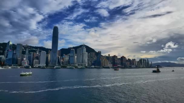 Hong Kong Cityscape; wolkenkrabber in Victoria Harbour; 4K video — Stockvideo
