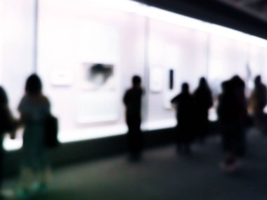 Müzedeki insanların bulanık görüntüsü; soyut bulanık arkaplanlar