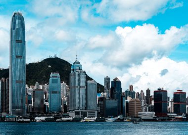 Güneşli bir günde Hong Kong Victoria Limanı Panoraması