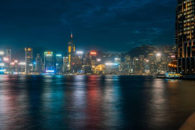 Hong Kong, Çin - 30 Ekim 2025 Victoria Limanı ve Hong Kong şehir manzarası panoramik manzara