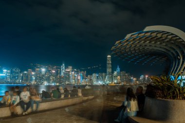 Hong Kong, Çin - 30 Ekim 2025 Victoria Limanı ve Hong Kong şehir manzarası panoramik manzara