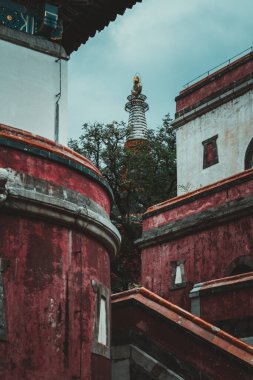 Pekin, Çin 'deki antik ve yıpranmış binalardan ihtişamlı bir pagoda ortaya çıkıyor ve geleneksel mimari detayların altını çiziyor..