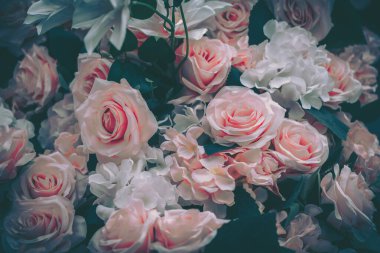 Yumuşak pembe ve beyaz suni çiçeklerden oluşan güzel bir klasik düzenleme. Romantik bir kutlama ya da zarif bir dekor için mükemmel..