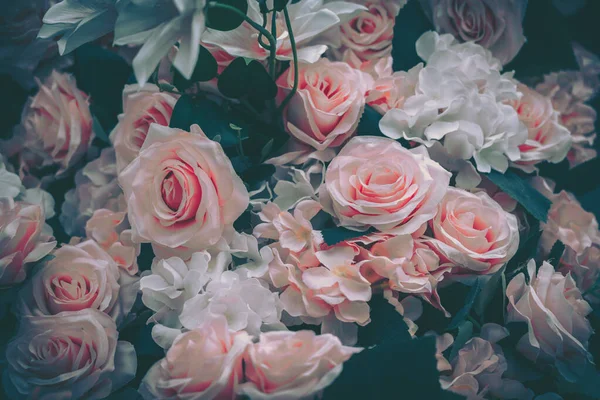 Yumuşak pembe ve beyaz suni çiçeklerden oluşan güzel bir klasik düzenleme. Romantik bir kutlama ya da zarif bir dekor için mükemmel..