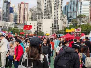 12 Şubat 2026 - Hong Kong, Çin: Hong Kong 'daki Ay Yeni Yıl Fuarı' nın enerjisini canlı, kaotik ve dalgın bir fotoğrafla yakalıyor.