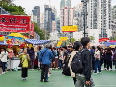 12 Şubat 2026 - Hong Kong, Çin: Hong Kong 'da yeni yıl kutlamaları sırasında canlı, kaotik bir sokak fuarı renk ve enerjiyle patladı.