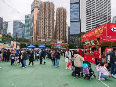 12 Şubat 2026 - Hong Kong, Çin: Hong Kong 'daki Victoria Park' ta canlı, hareketli bir At Yılı festivali sahnesi.