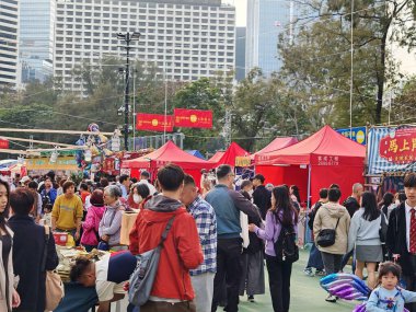 12 Şubat 2026 - Hong Kong, Çin: Coşkulu, hareketli bir sahne Causeway Körfezi 'nde çeşitli kalabalıklar ve şenlikli dekorasyonlarla neşeli bir Yeni Yıl Fuarı' nı yakalıyor.